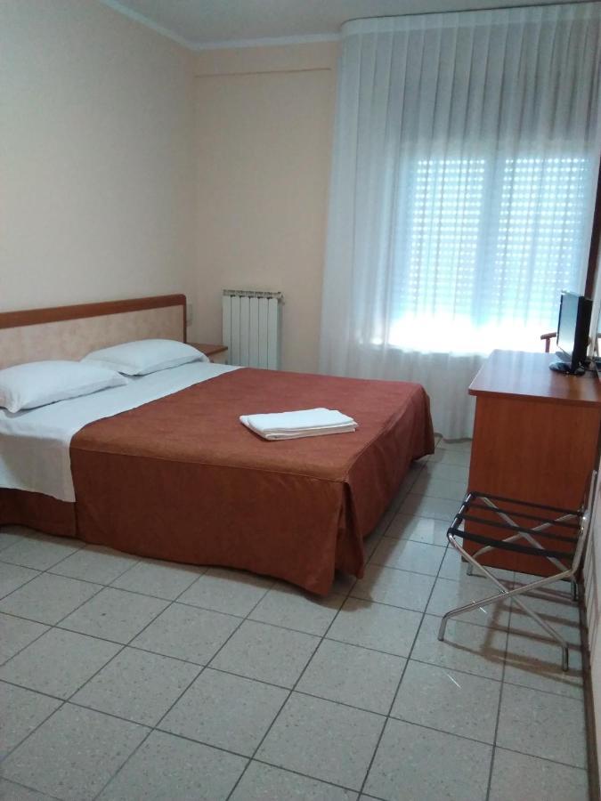Hotel Rose&Crown Correggio Bagian luar foto