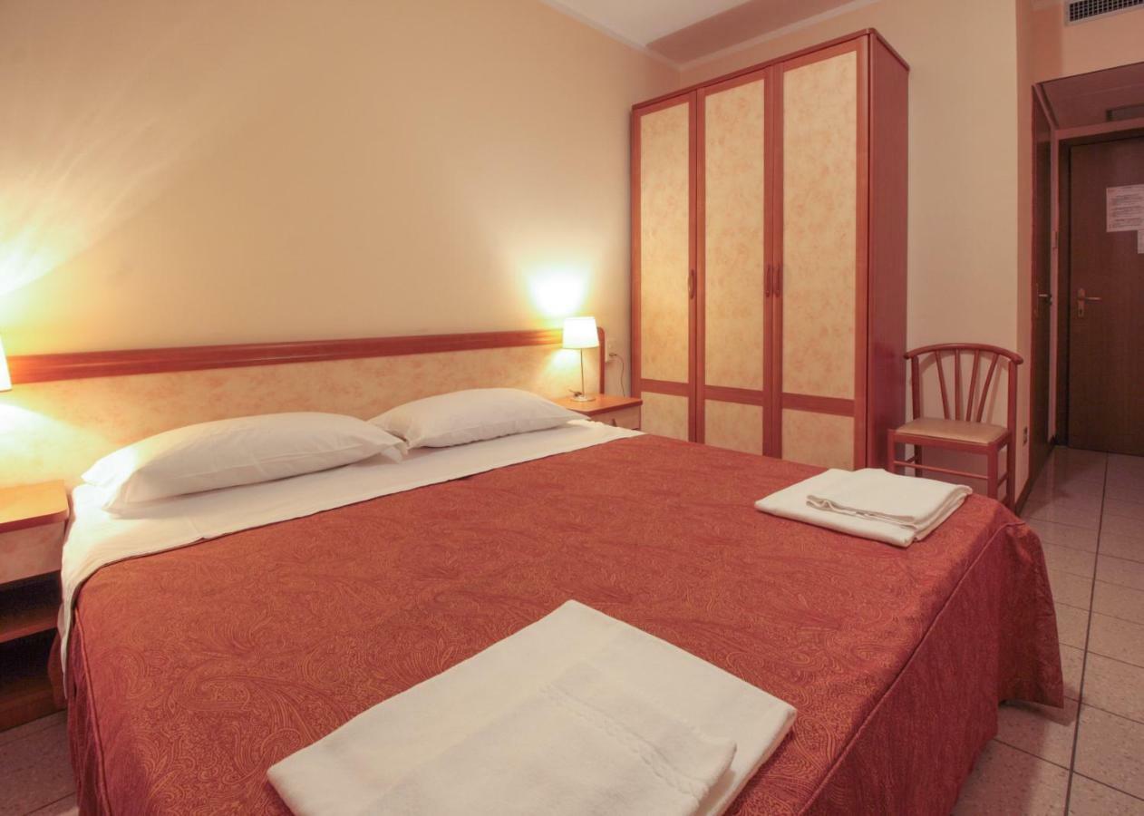 Hotel Rose&Crown Correggio Bagian luar foto