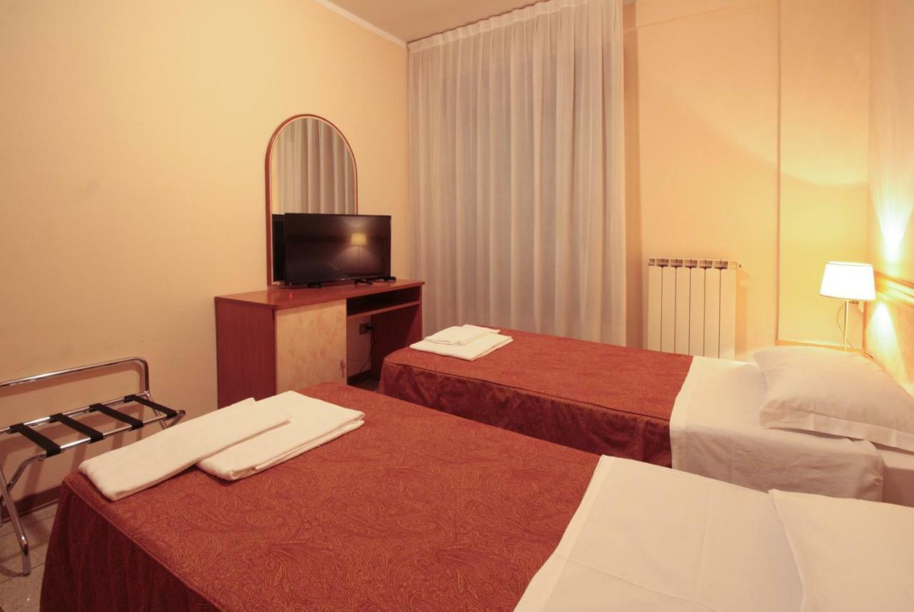 Hotel Rose&Crown Correggio Bagian luar foto