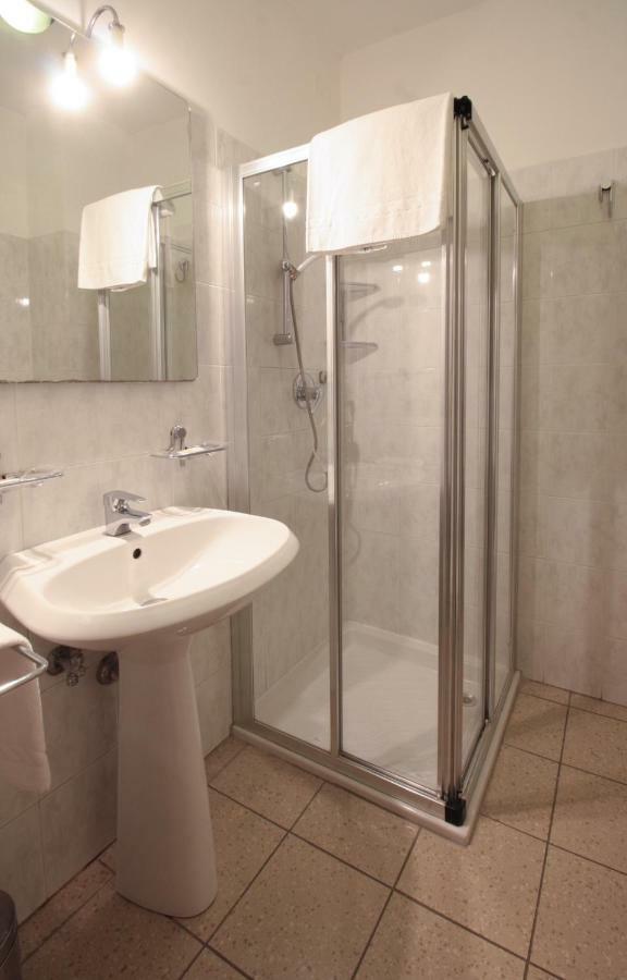 Hotel Rose&Crown Correggio Bagian luar foto