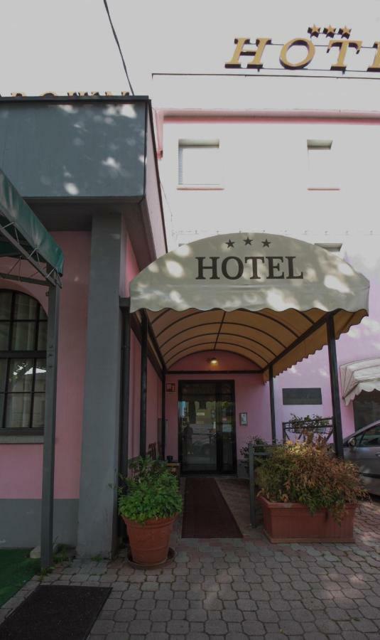 Hotel Rose&Crown Correggio Bagian luar foto