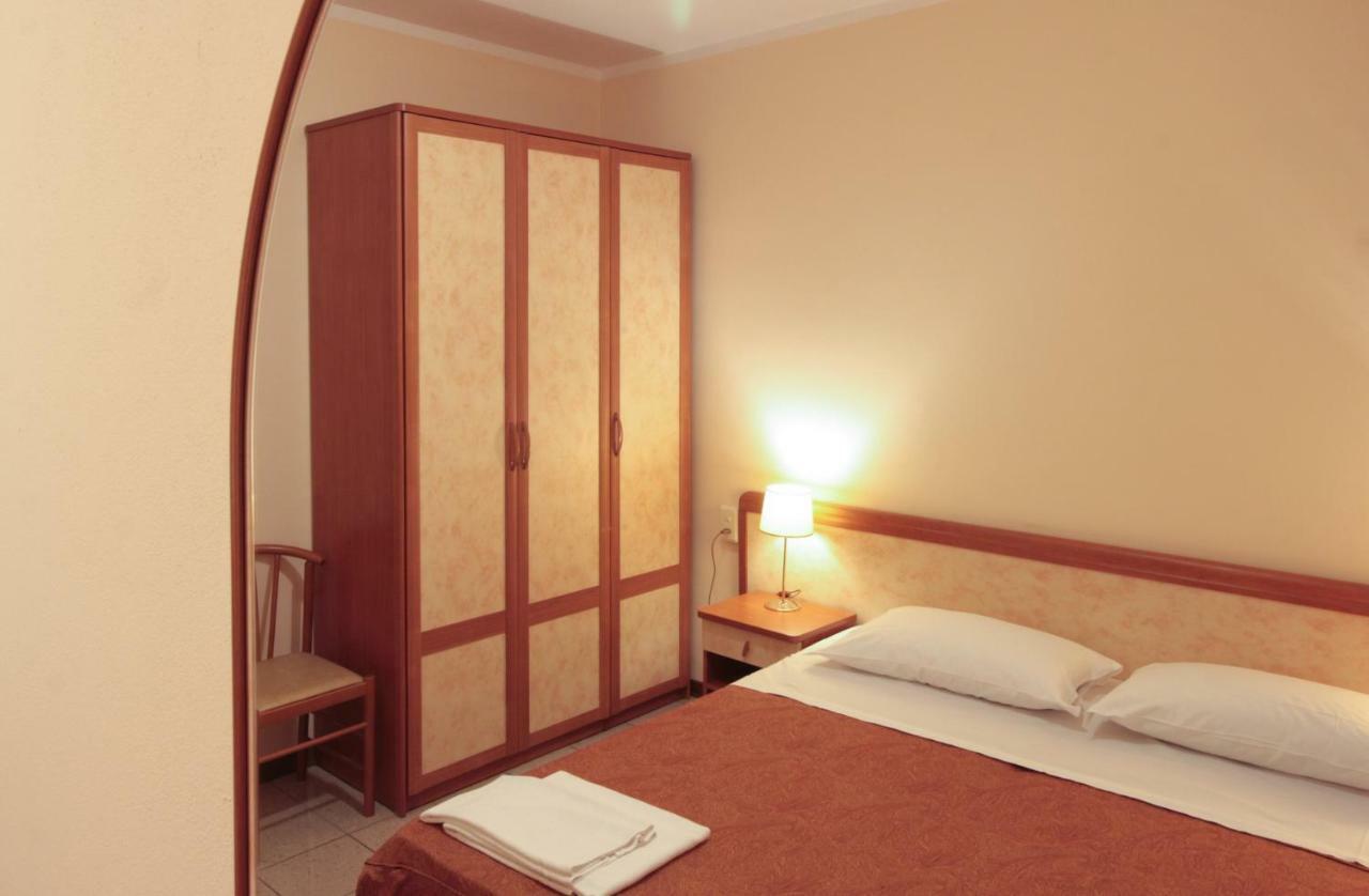 Hotel Rose&Crown Correggio Bagian luar foto