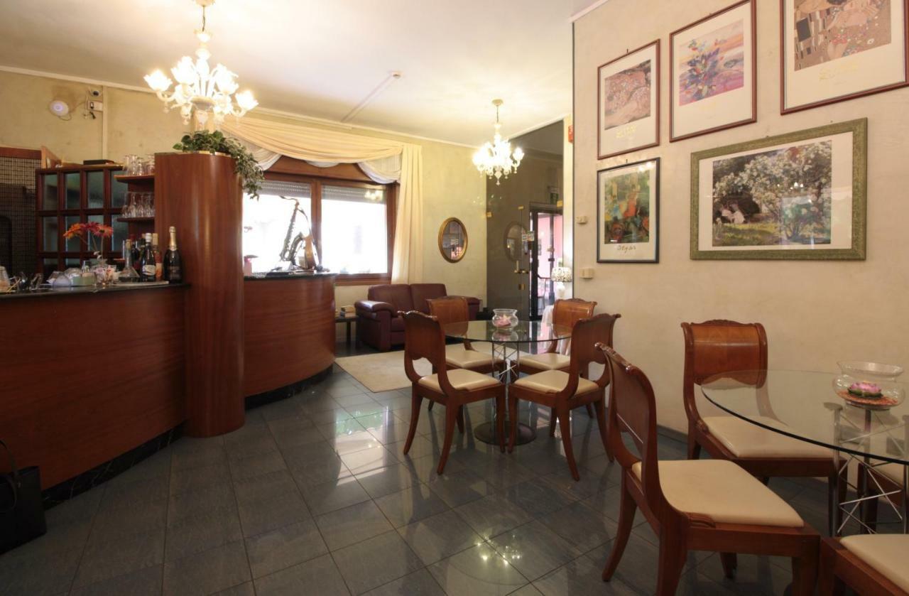 Hotel Rose&Crown Correggio Bagian luar foto