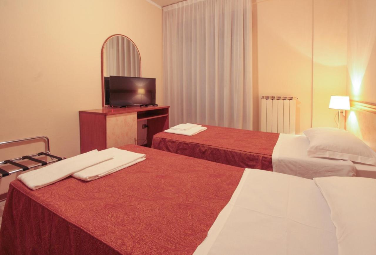 Hotel Rose&Crown Correggio Bagian luar foto